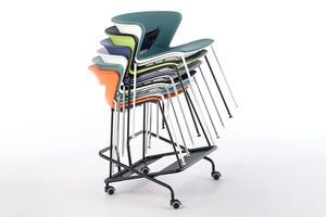 Mit dem Rollwagen können die gestapelten Pisa Kunststoffschalenstühle gerollt werden